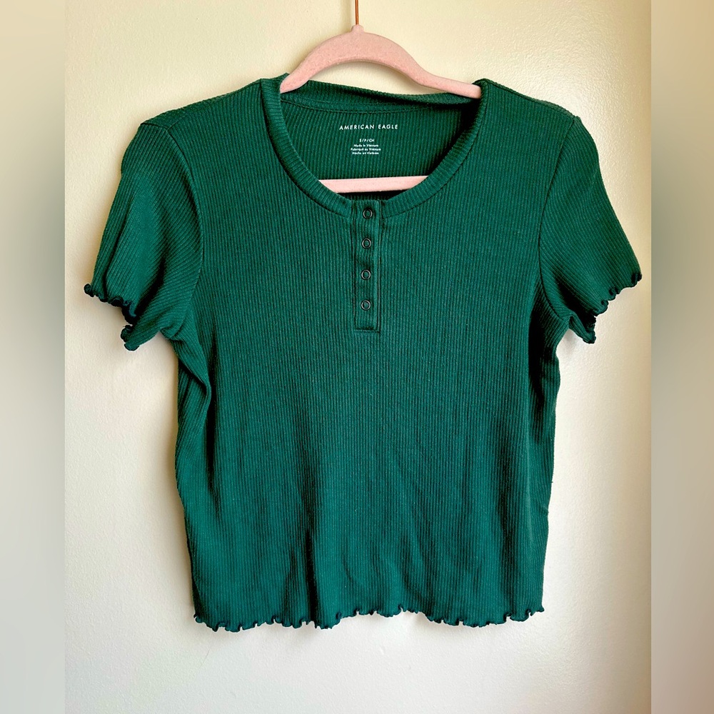 American Eagle women's green short-sleeve Henley cropped shirt with lettuce edge